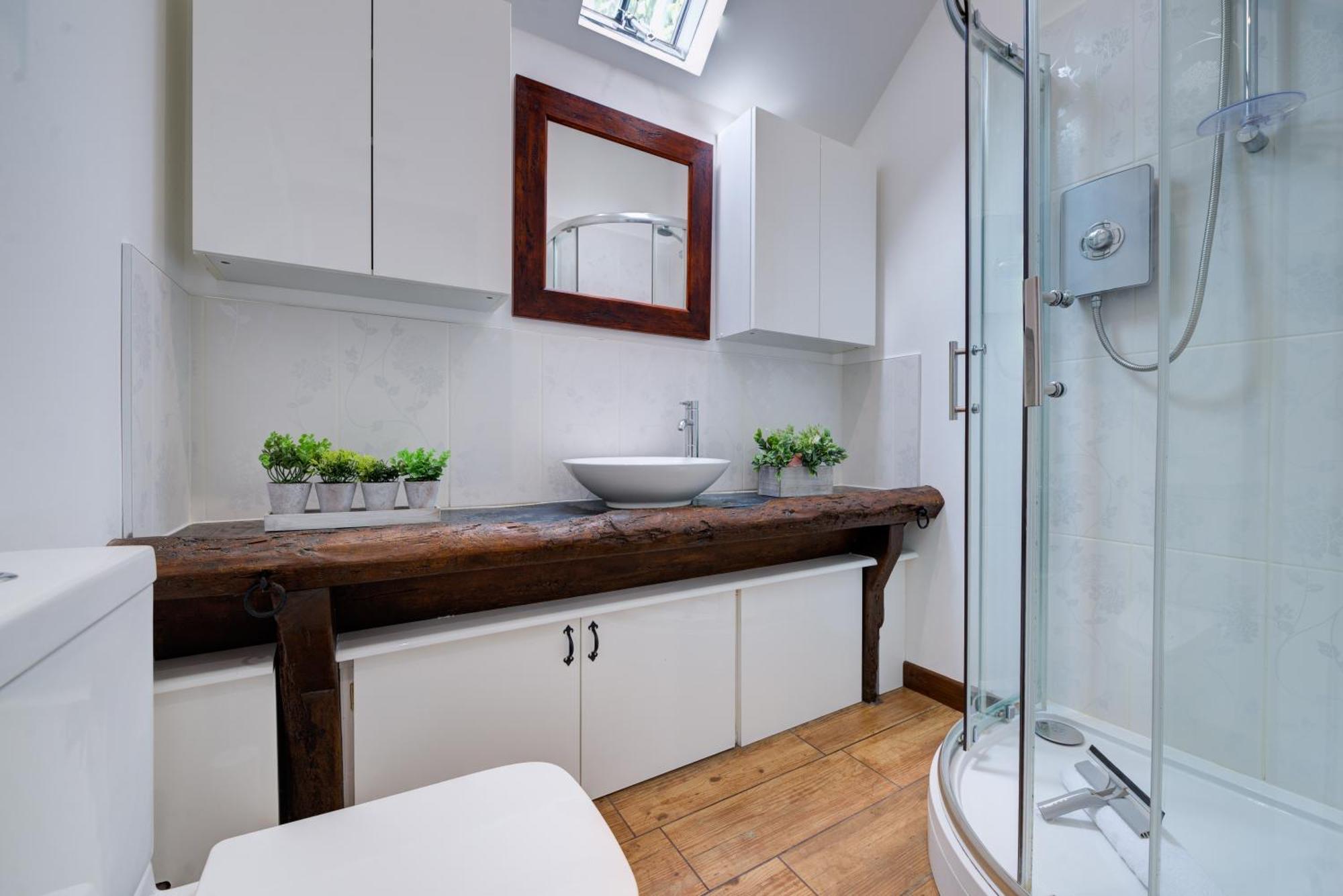 Work & Relax - Free Parking - 5 Mins To Stamford Apartment *