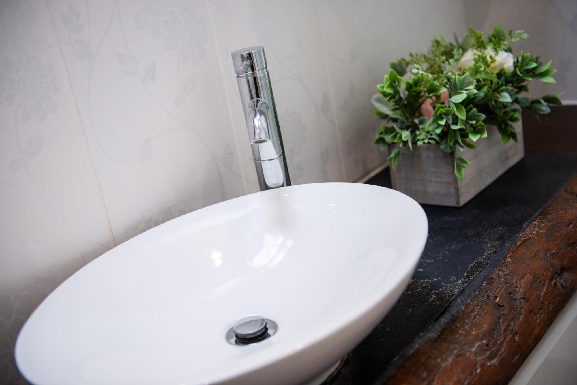 Work & Relax - Free Parking - 5 Mins To Stamford Apartment *